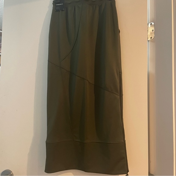 BNWT Nike limited addition midi skirt with side slit zipper - Picture 4 of 7